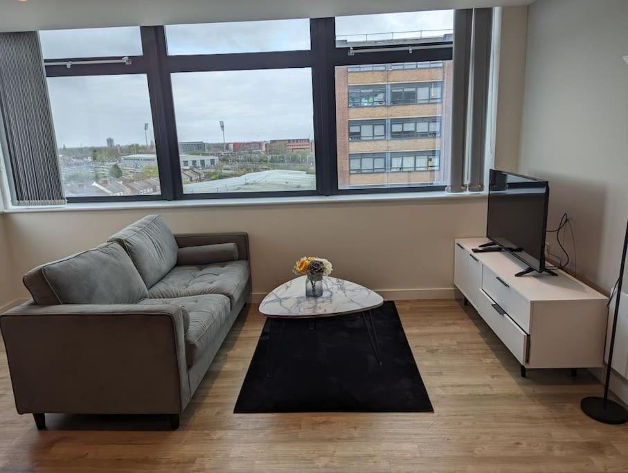 Lovely 1 Bed Apartment - Old Trafford Manchester Dış mekan fotoğraf