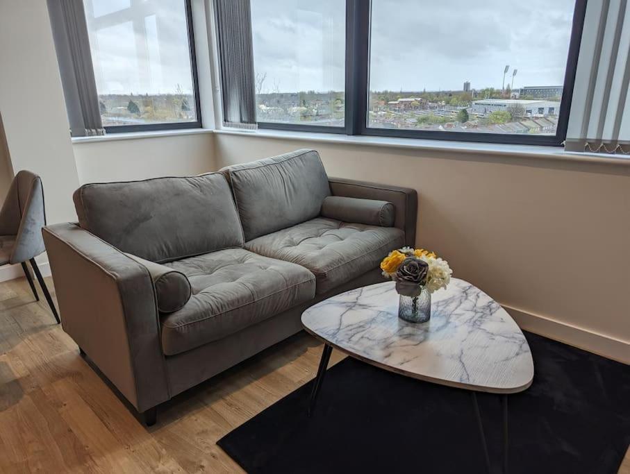 Lovely 1 Bed Apartment - Old Trafford Manchester Dış mekan fotoğraf